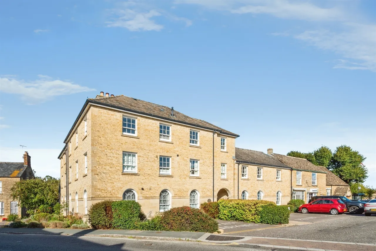 2 bed flat for sale, Market Square, Bampton, OX18