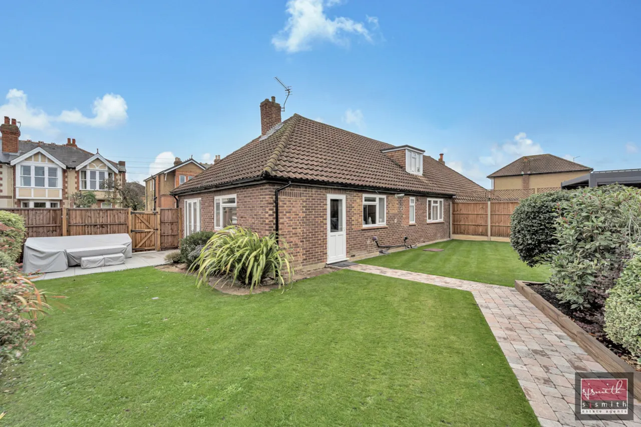 3 bed house for sale, Chesterfield Road, Ashford, TW15