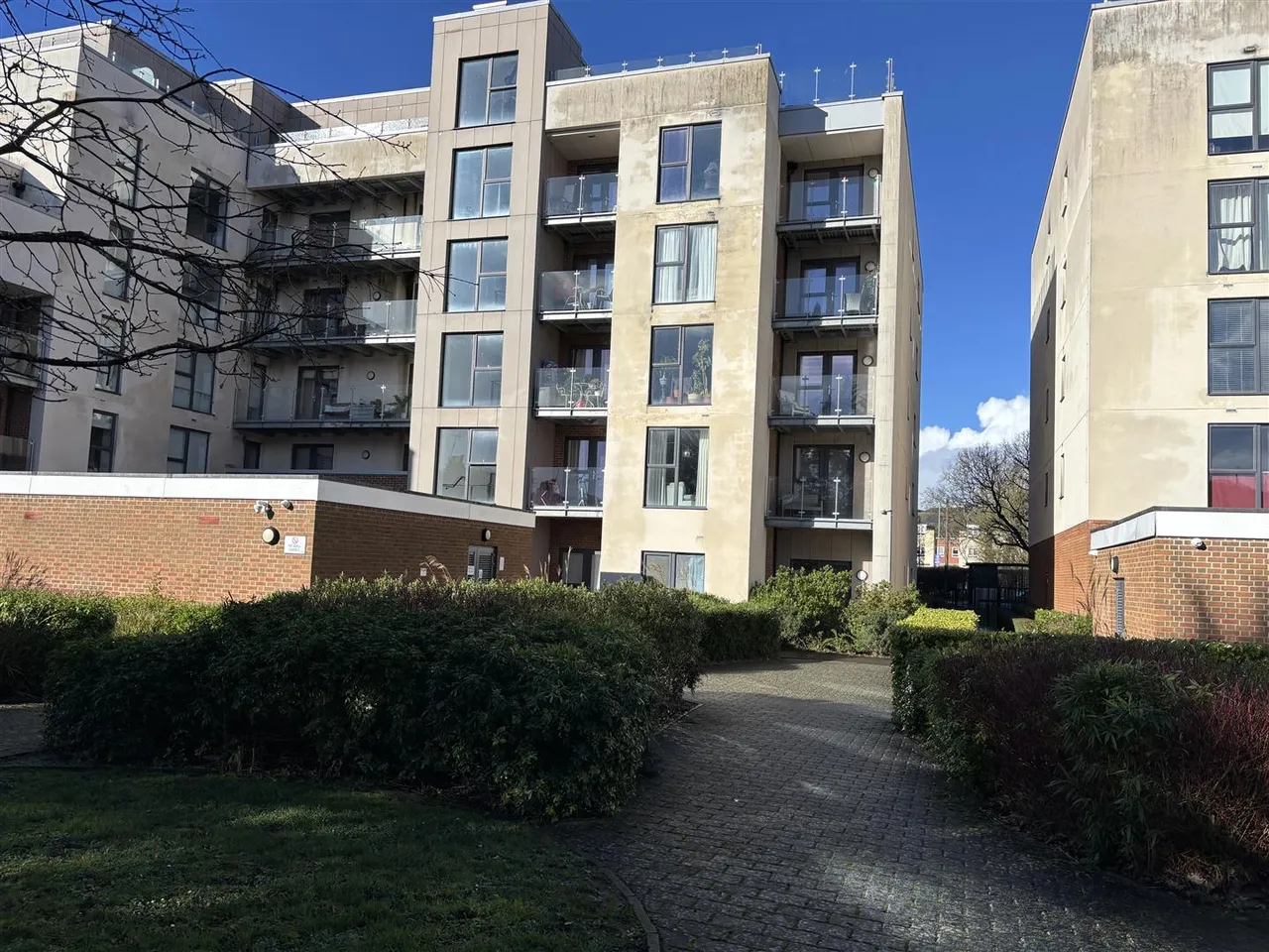 Manor Way, Borehamwood, photo 9