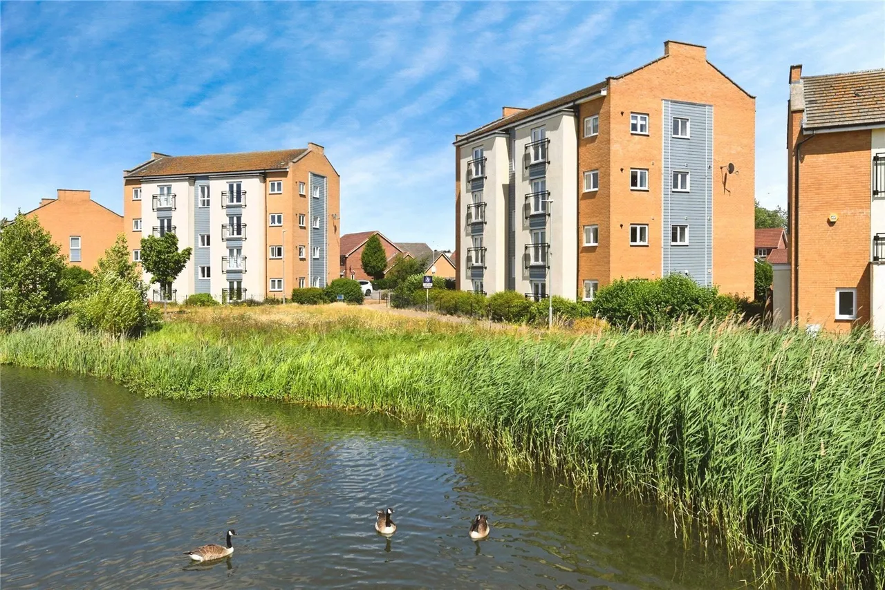 2 bed flat for sale — Clenshaw Path, Basildon, Essex, SS14