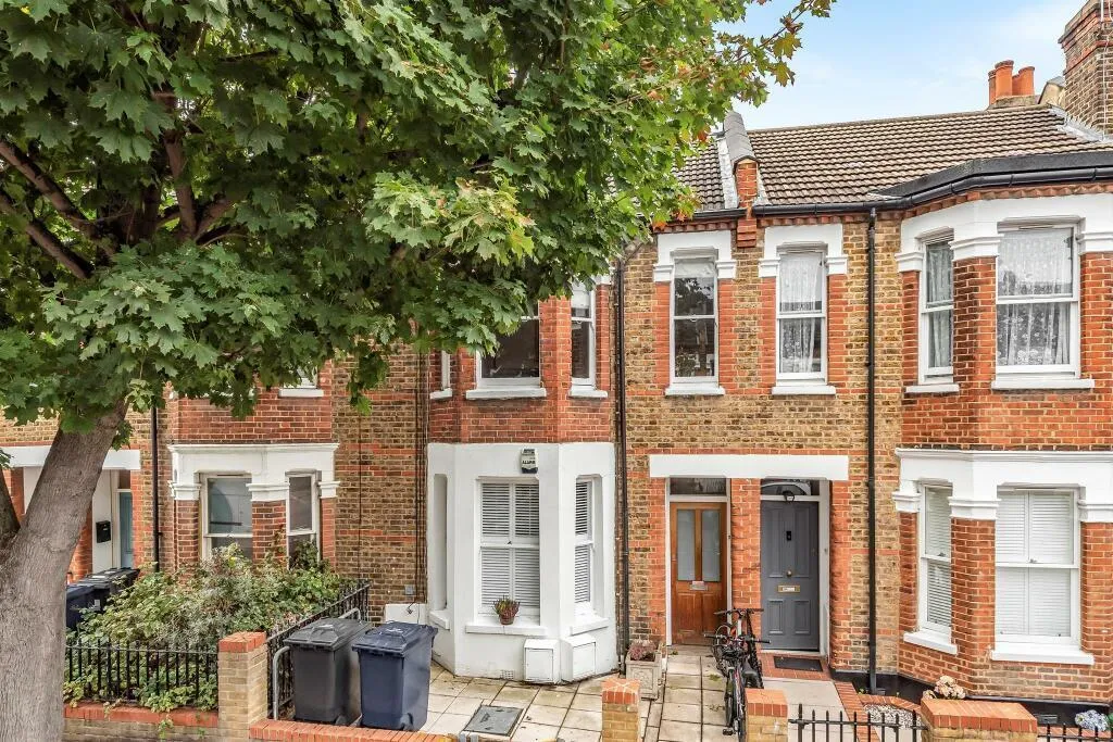 1 bed flat for sale — Clovelly Road, London