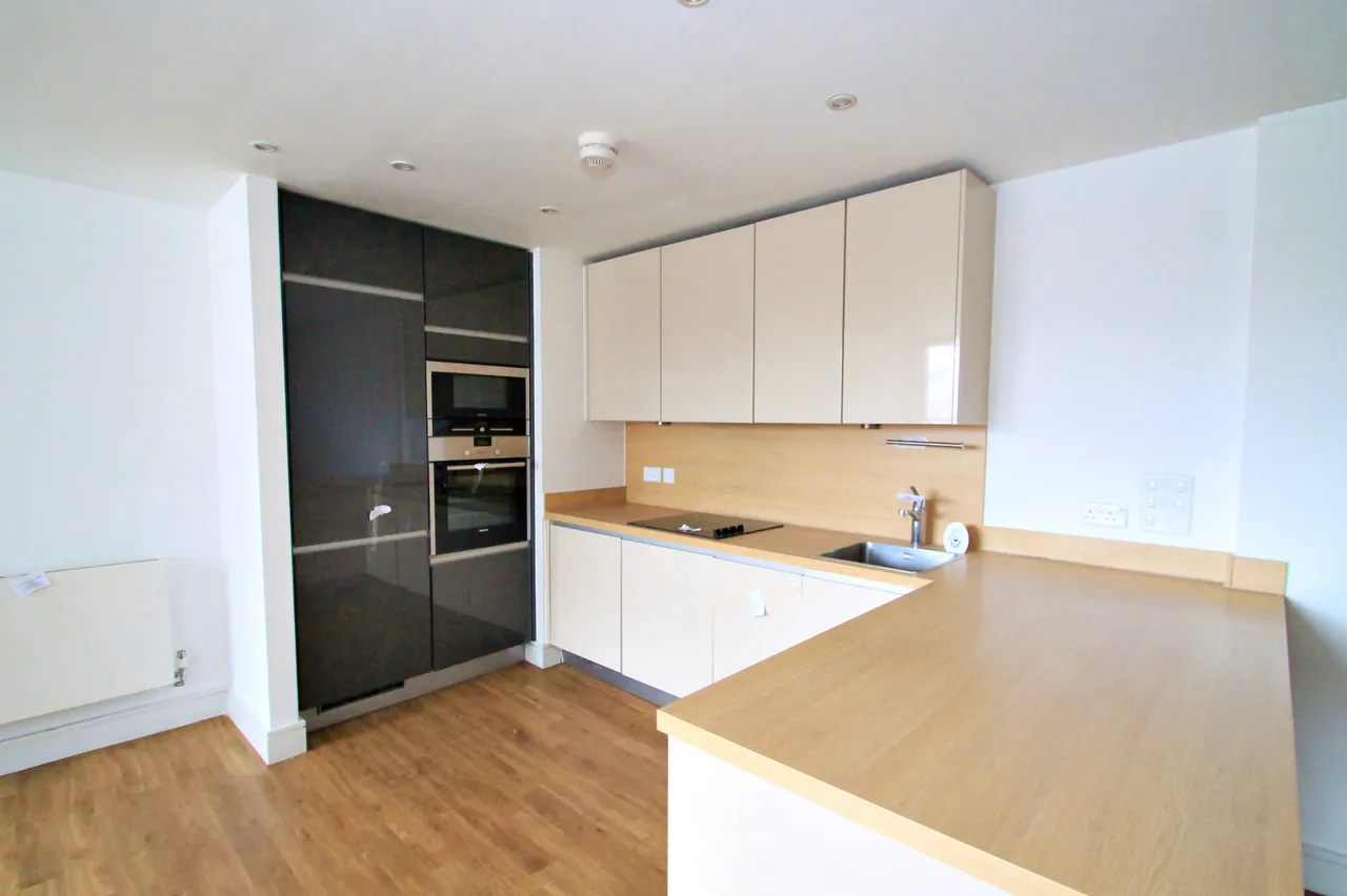 2 bed flat for sale, High Road, Wembley, HA9
