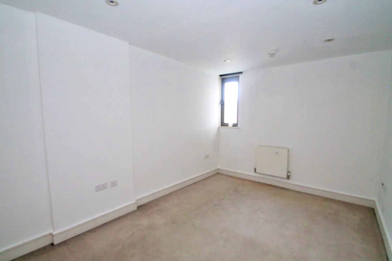 High Road, Wembley, HA9, photo 4