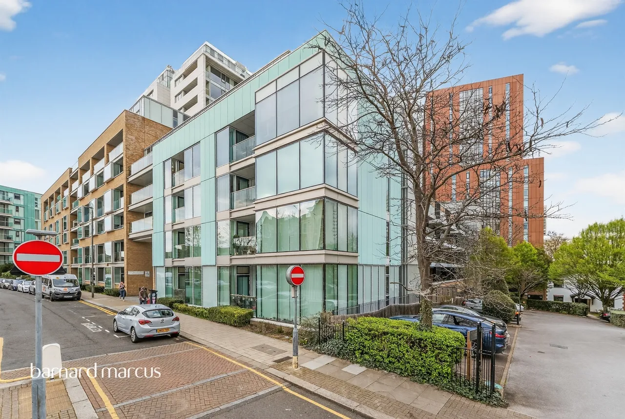 2 bed flat for sale — Spectrum Way, London