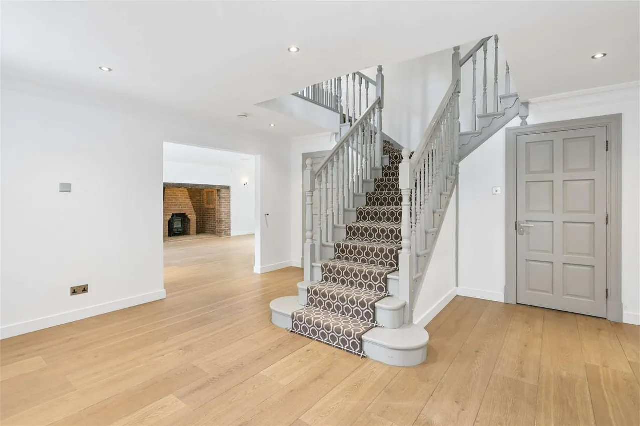 Fairfield Park, Cobham, Surrey, KT11 2HF, photo 4