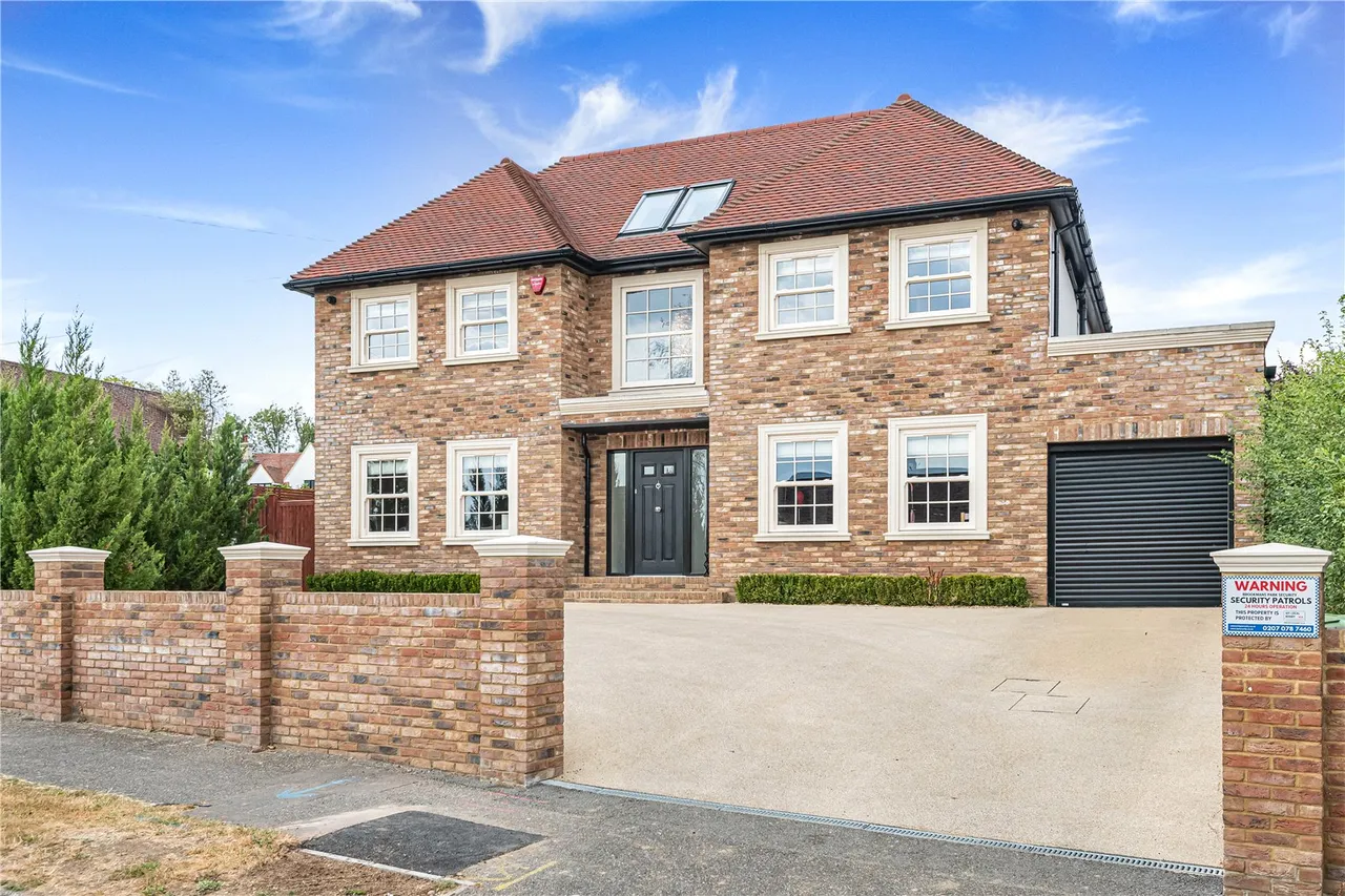 4 bed house for sale — The Grove, Brookmans Park, Hertfordshire, AL9 7RL