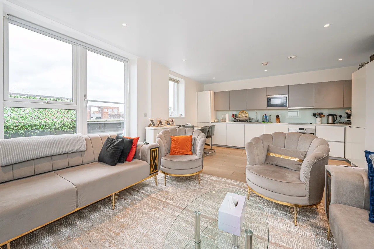 3 bed flat for sale — Flat 65, Burnell Building, 1 Wilkinson Close, London