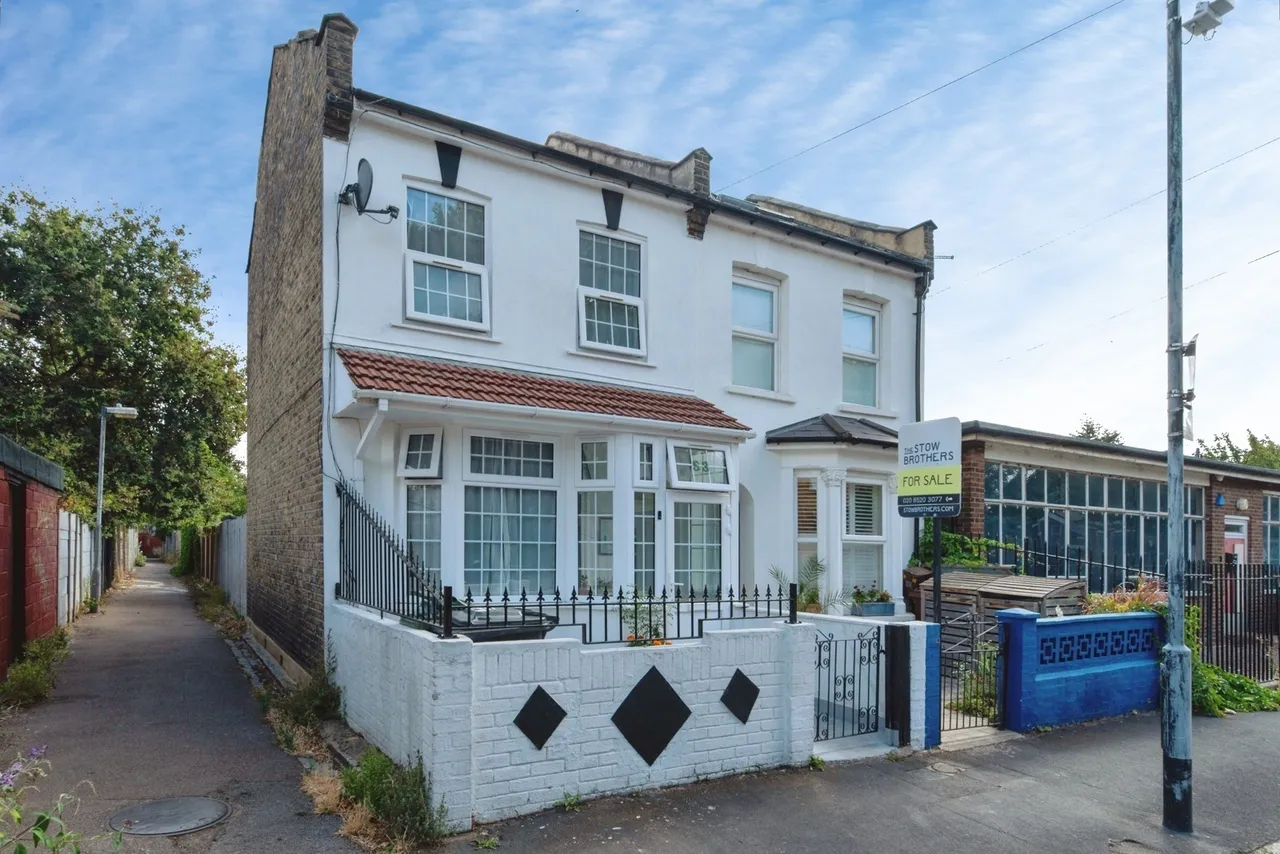 3 bed house for sale — Farmer Road, Leyton, E10