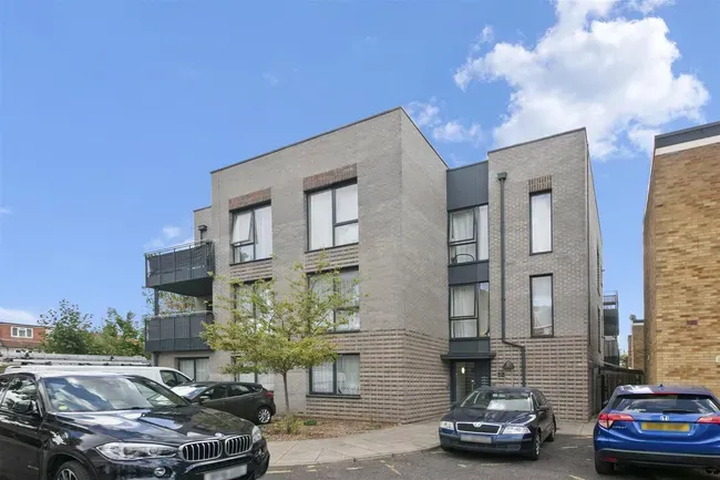 2 bed flat for sale — Lovell Road, Southall