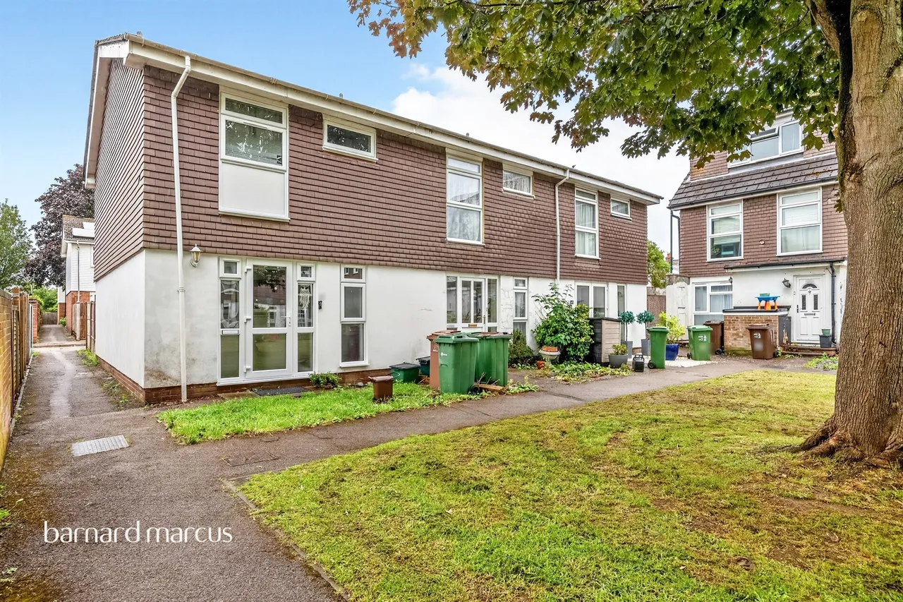 3 bed house for sale — Carew Road, Wallington
