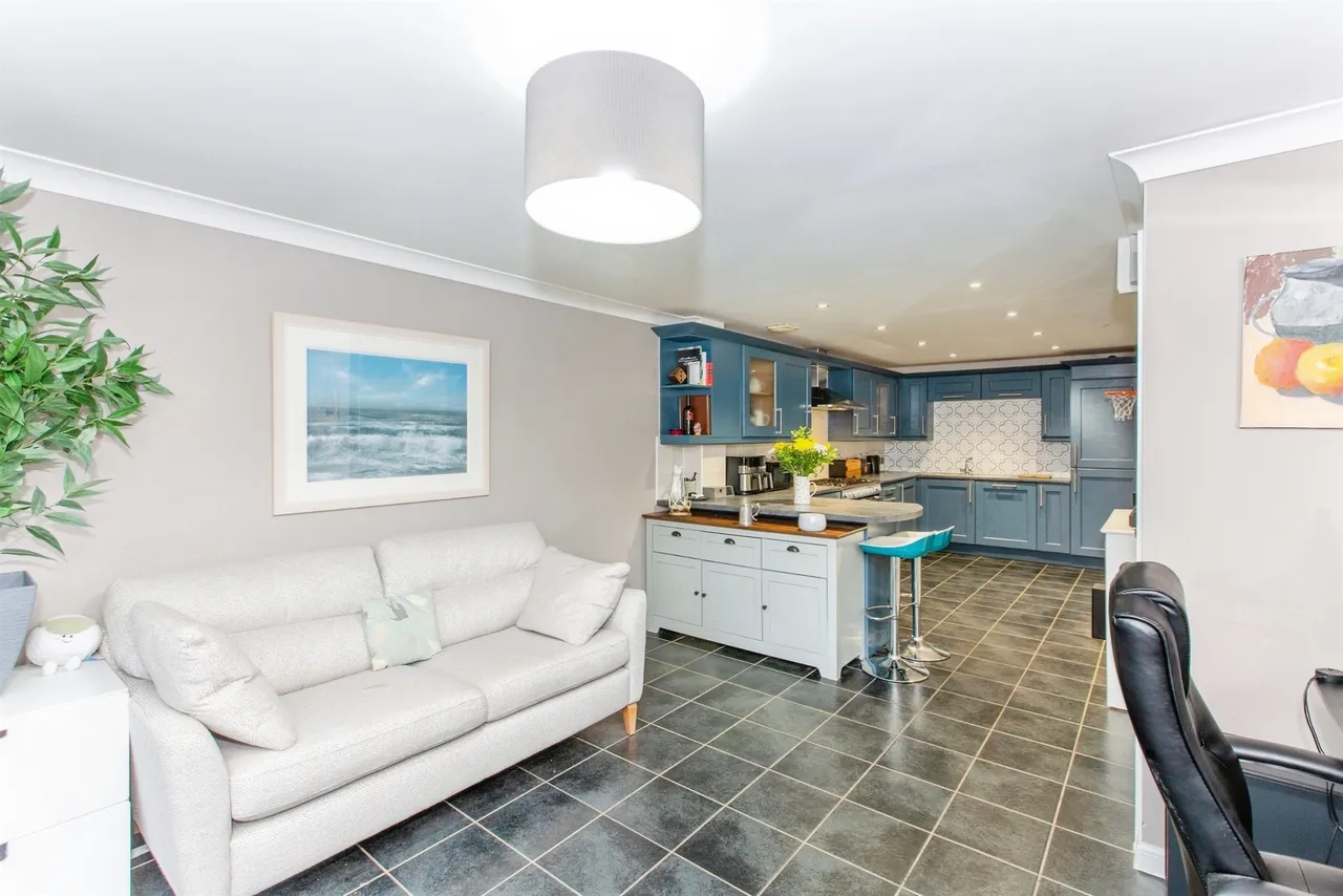 Lancaster Gate, Upper Cambourne, CB23, photo 2