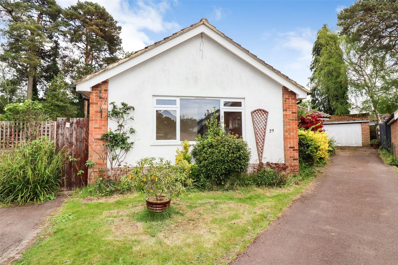 4 bed house for sale — Osborne Drive, Fleet, Hampshire, GU52 7LL