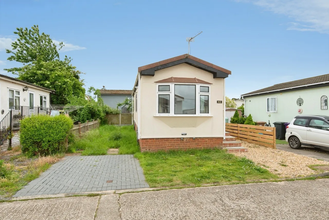 1 bed mobile home for sale — Hillcrest Park, Wilbury Hills Road, Letchworth Garden City, Hertfordshire, SG6