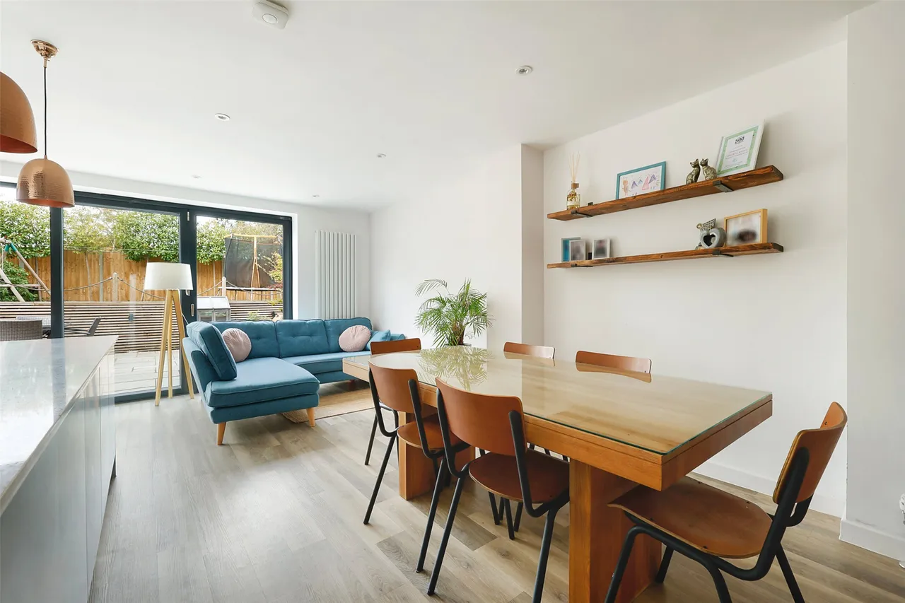 4 bed property for sale, Windermere Way, Reigate, RH2