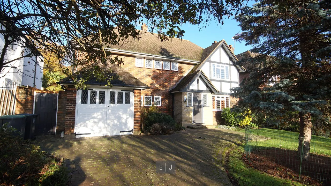 3 bed house for sale — Broadstrood, Loughton