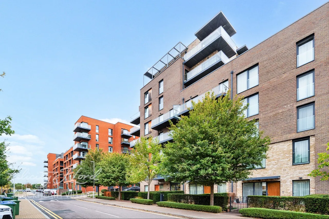 Handley Drive, London, photo 21