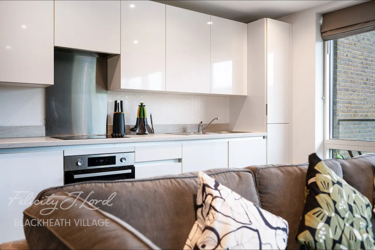 Handley Drive, London, photo 19