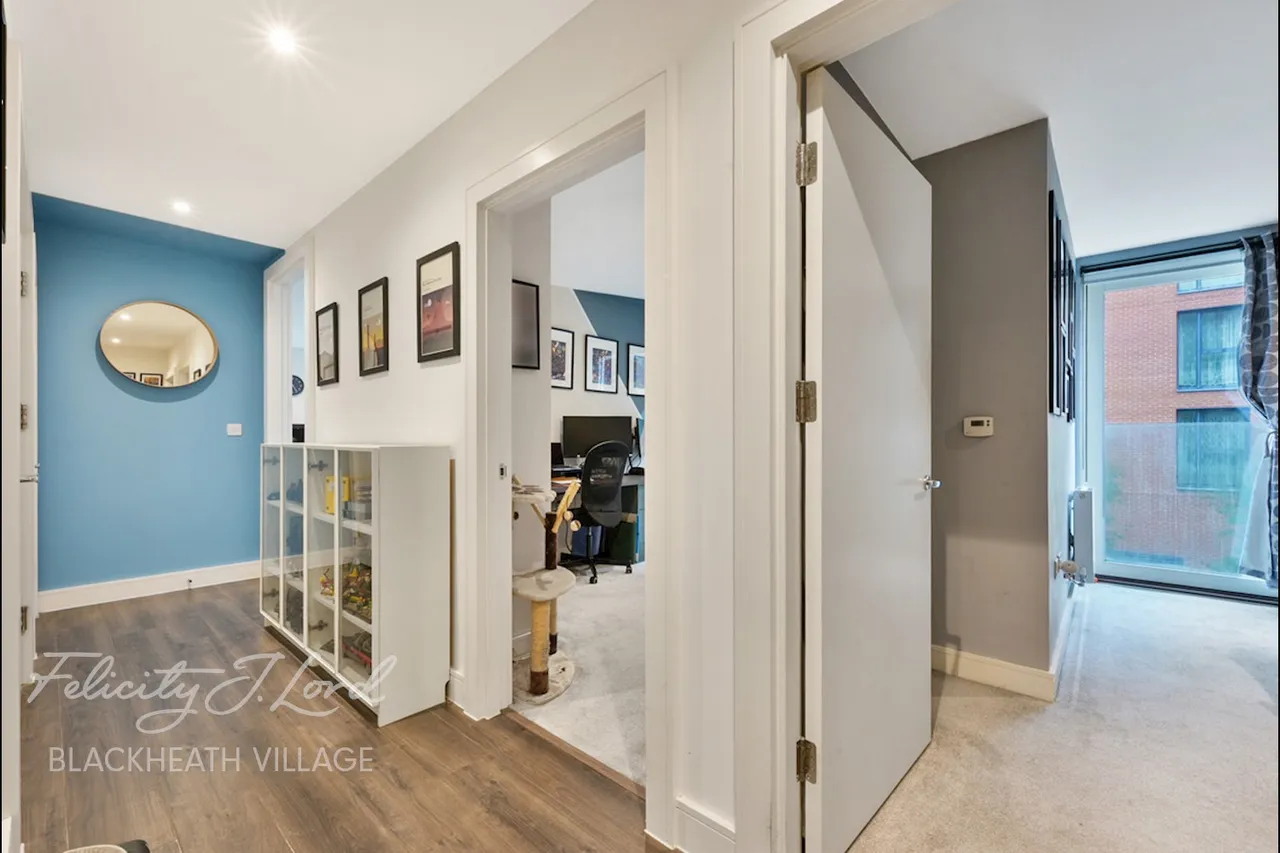 Handley Drive, London, photo 10