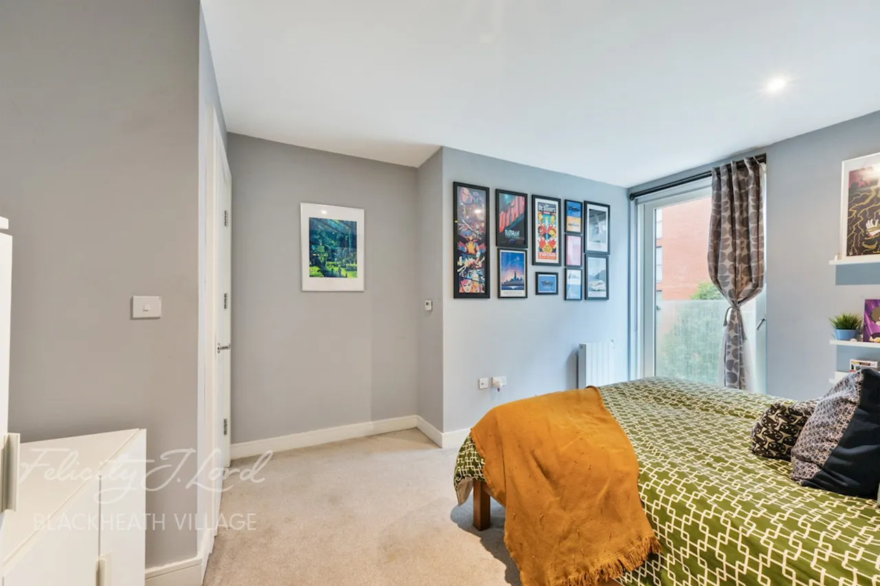 Handley Drive, London, photo 23