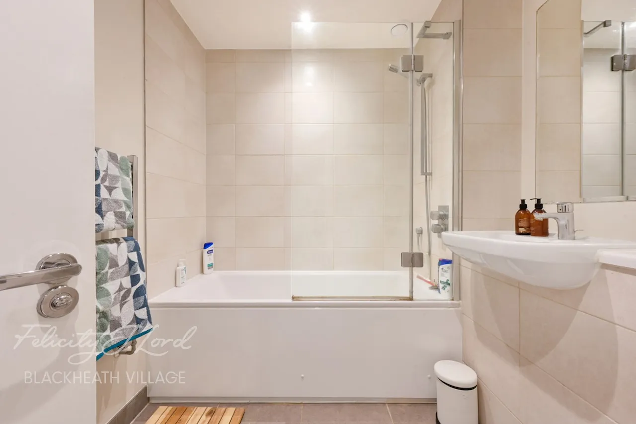 Handley Drive, London, photo 8
