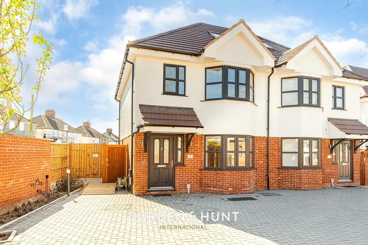 4 bed house for sale, Purfleet Road, Aveley, RM15