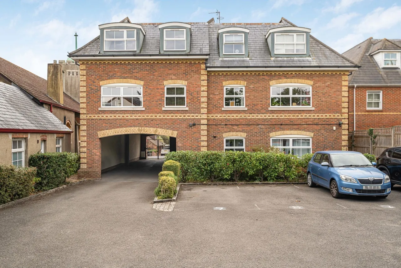 Victoria Street, Englefield Green, TW20, photo 12