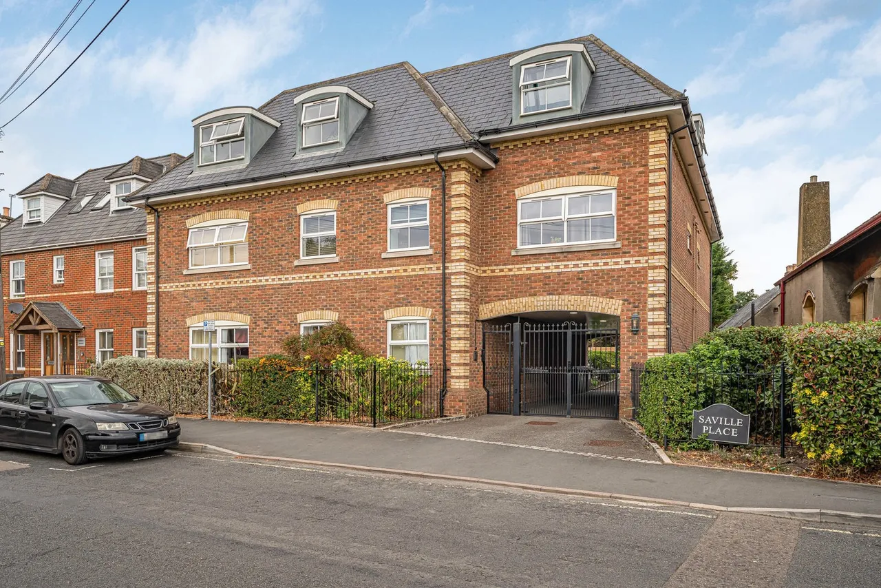 1 bed flat for sale, Victoria Street, Englefield Green, TW20