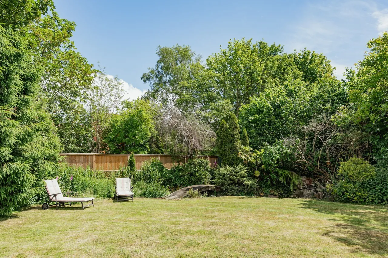 Substantial Home on 0.30 Acre Plot, photo 16