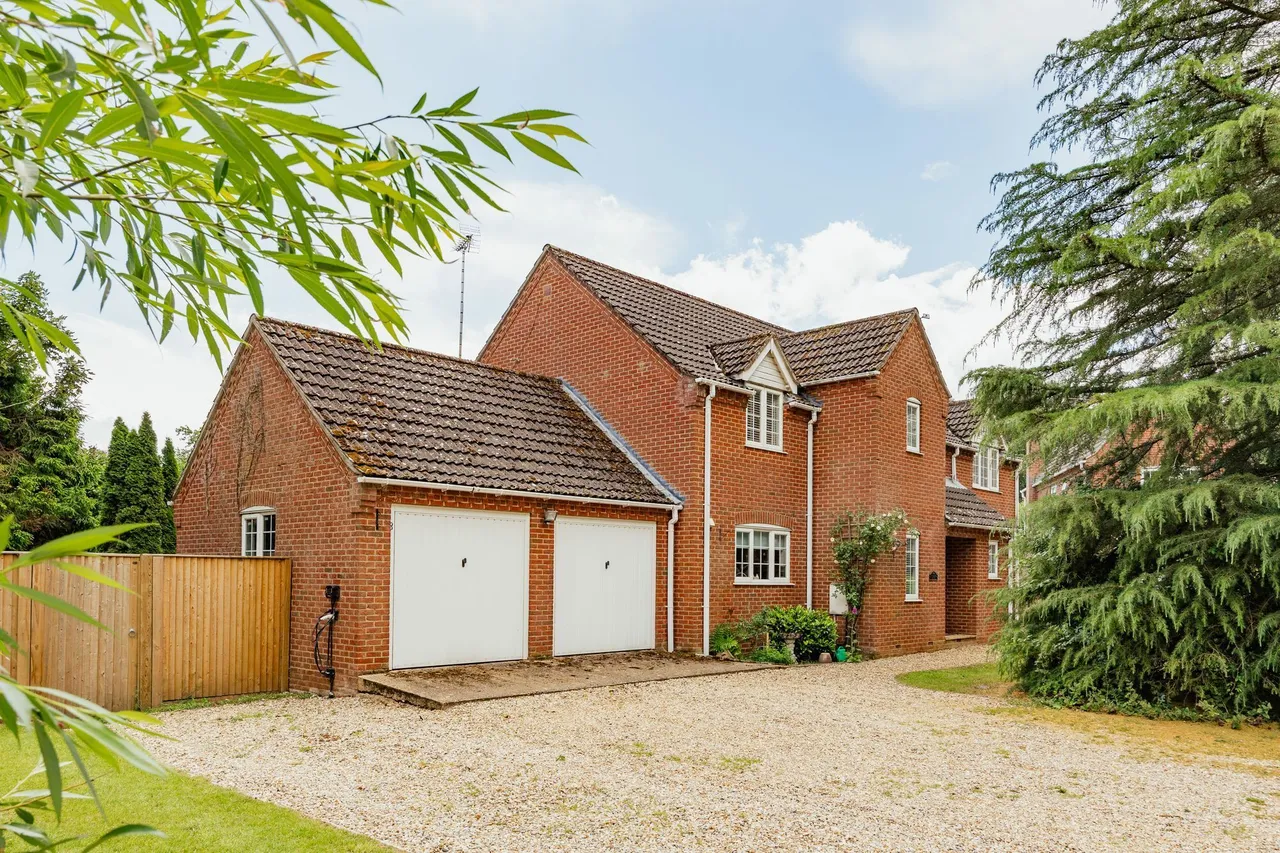 4 bed land for sale, Substantial Home on 0.30 Acre Plot