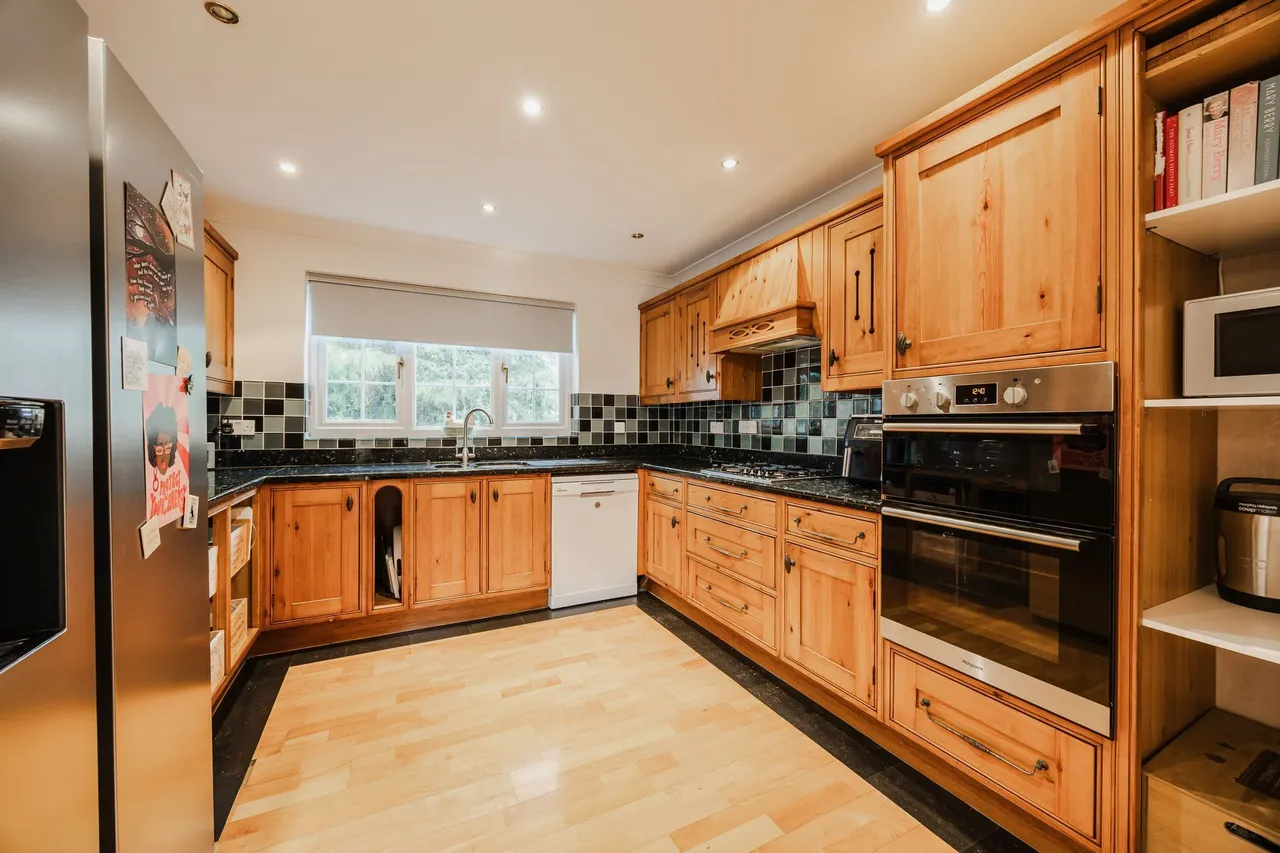 Substantial Home on 0.30 Acre Plot, photo 6