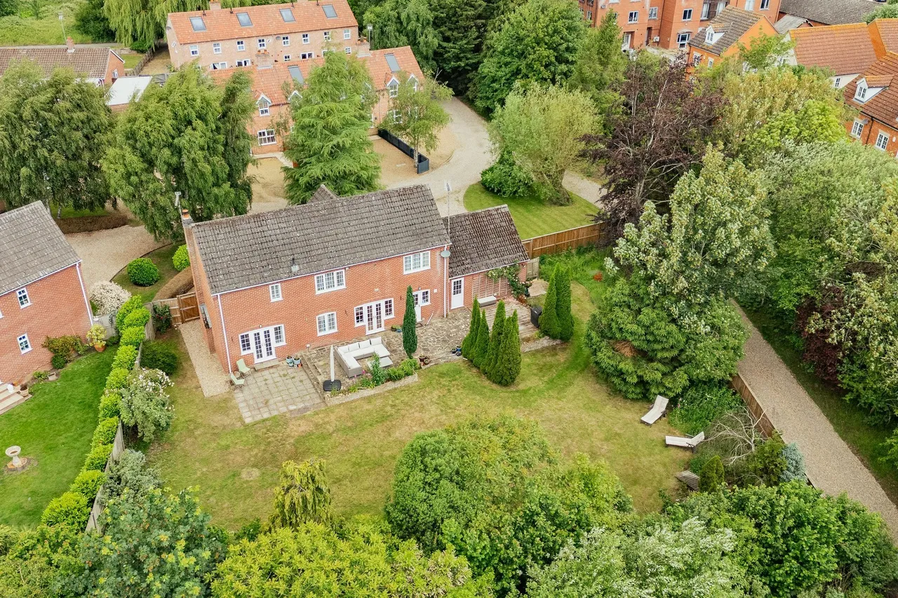 Substantial Home on 0.30 Acre Plot, photo 4