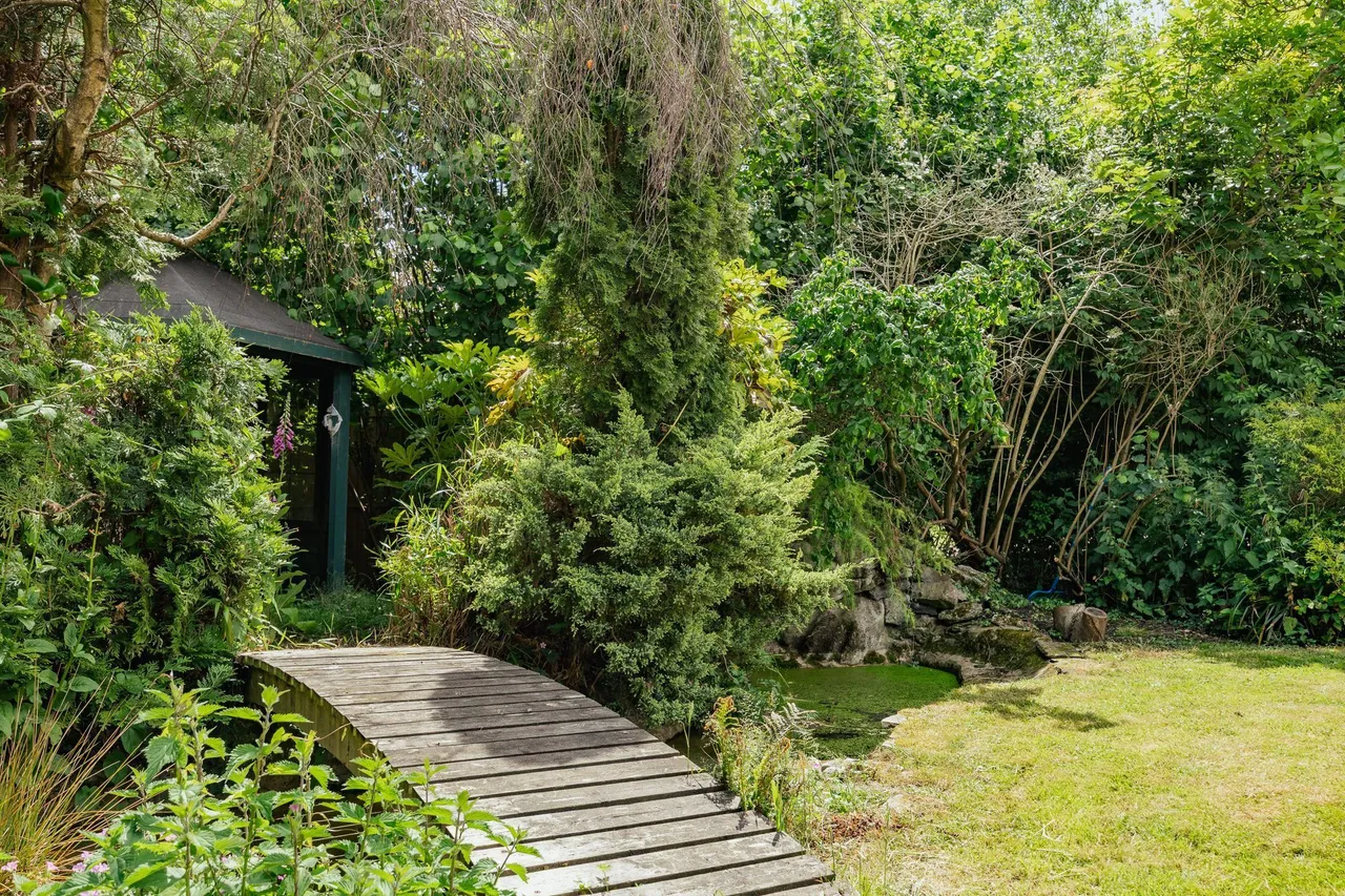 Substantial Home on 0.30 Acre Plot, photo 17