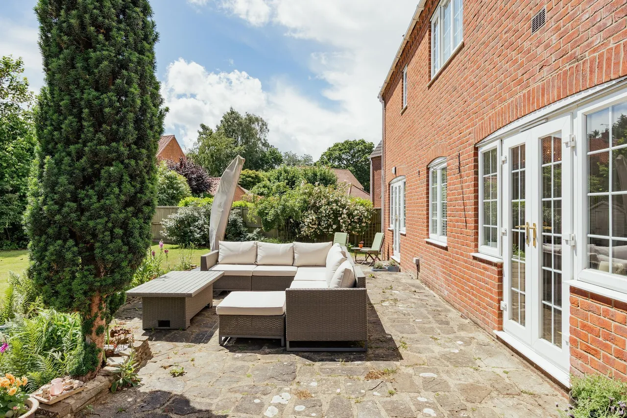 Substantial Home on 0.30 Acre Plot, photo 18