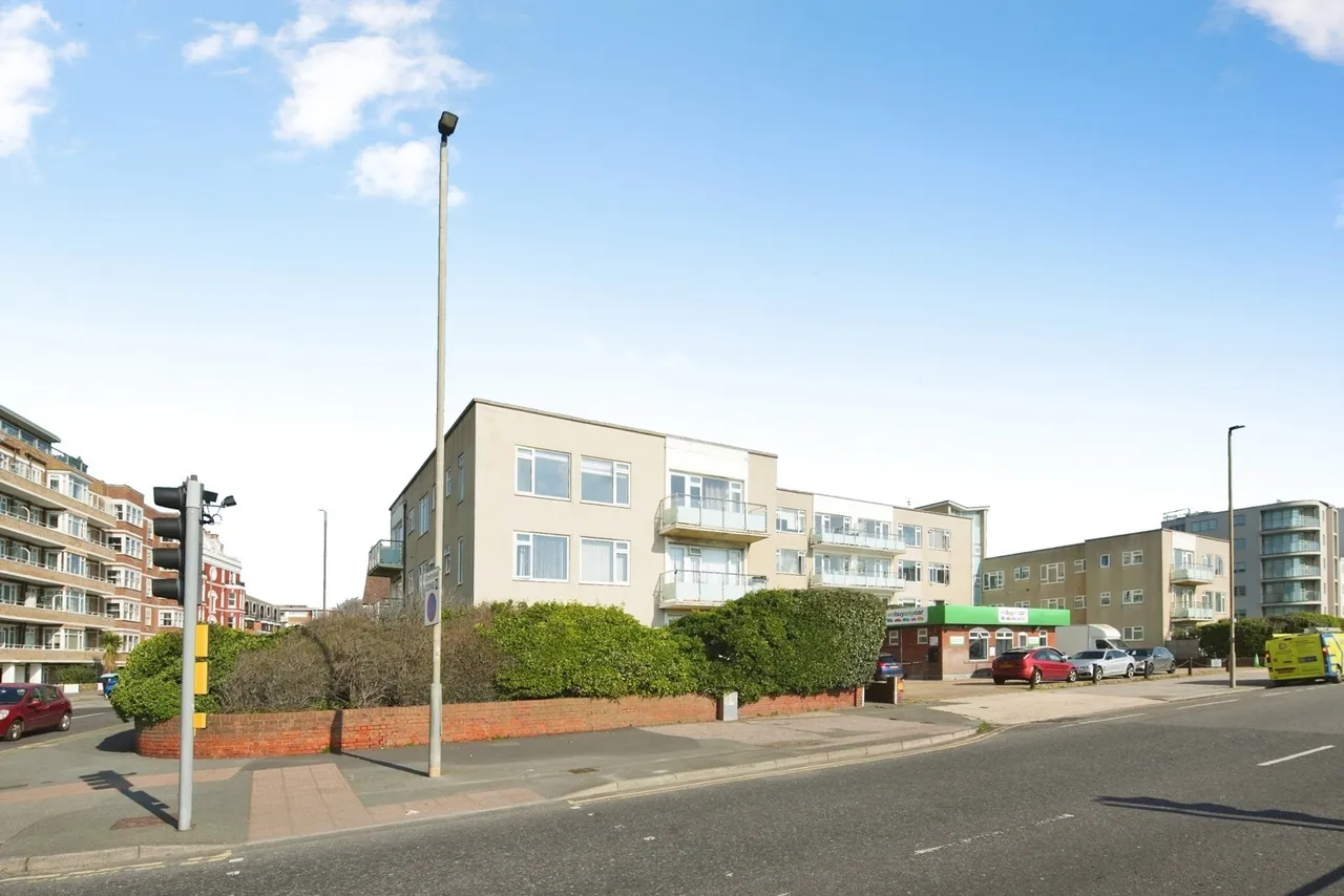 1 bed flat for sale, Kingsway, Hove, BN3