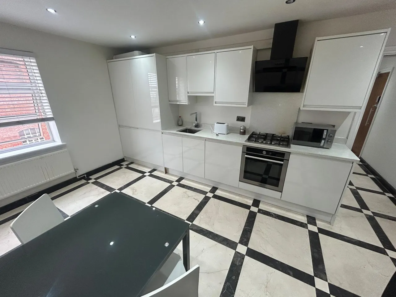 2 bed flat to rent, Derby Road, Burton upon Trent, DE14
