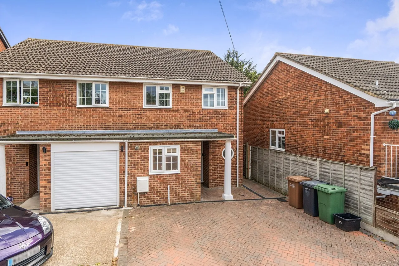 3 bed house for sale — Kemsley Close, DA9