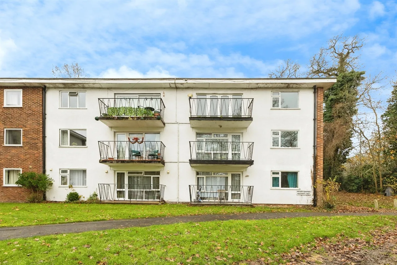 2 bed flat for sale — Copperdale Close, Earley, Reading
