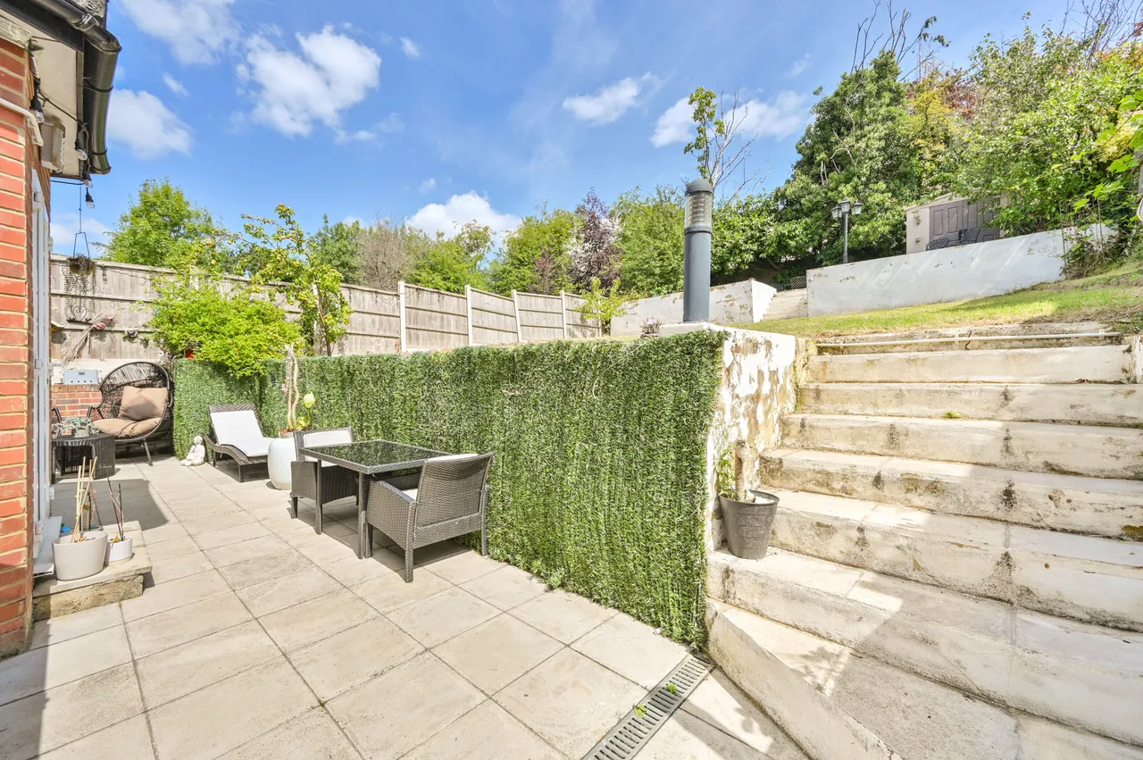 38 Barn Way, Wembley, photo 3