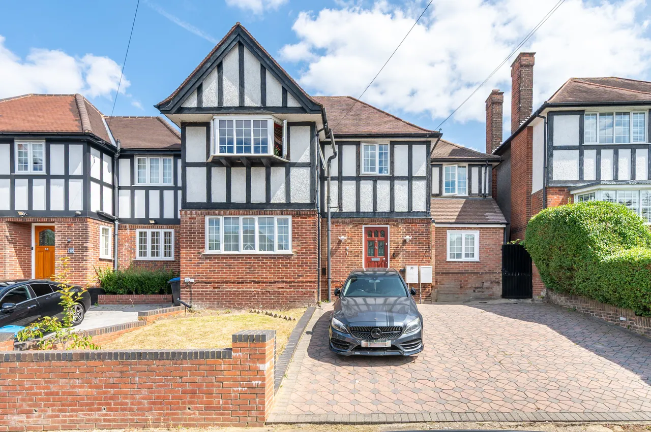5 bed house for sale — 38 Barn Way, Wembley