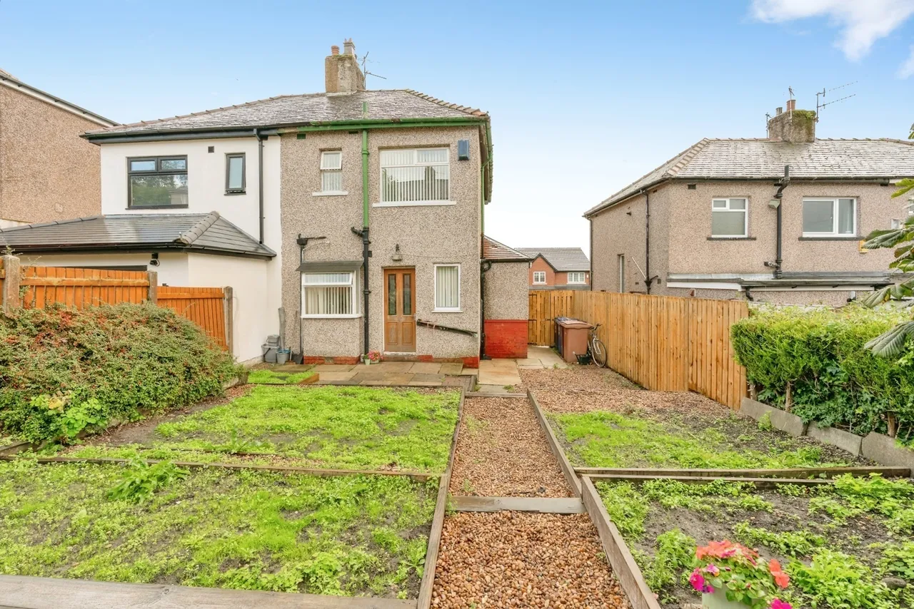 Harrogate Crescent, Burnley, BB10, photo 14