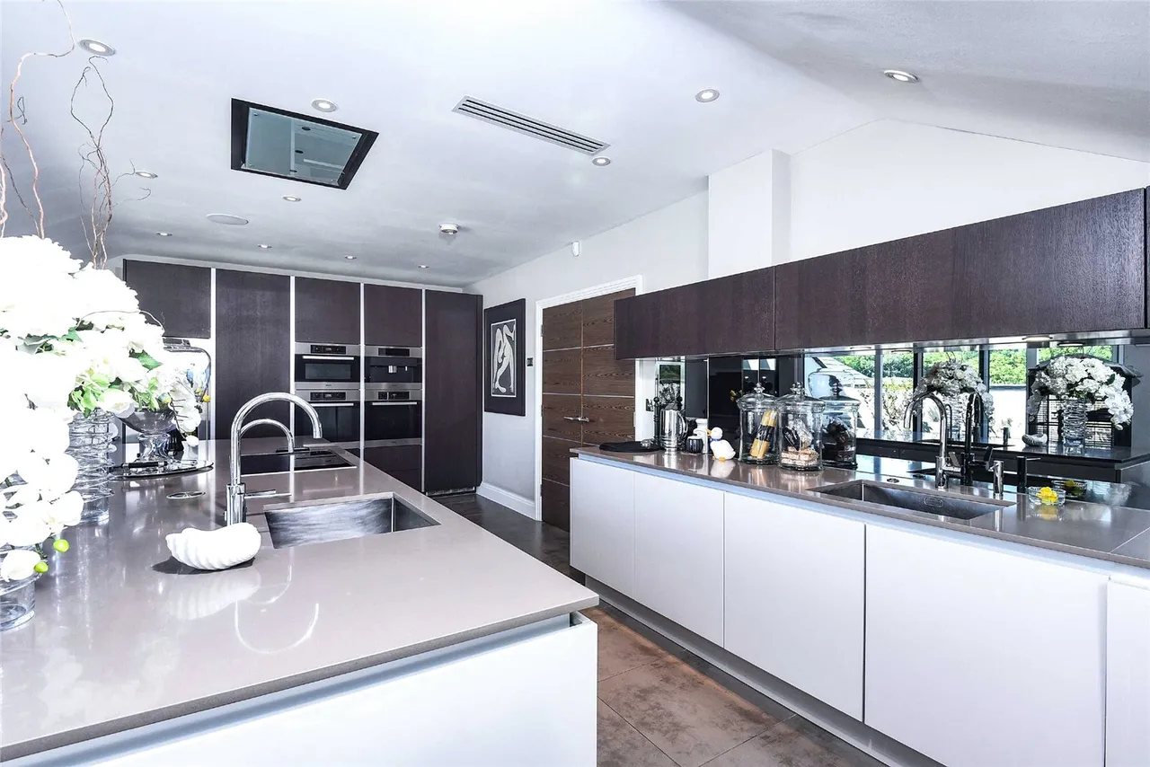 Murano House, 389 Cockfosters Road, Hadley Wood, Hertfordshire, EN4 0JS, photo 6