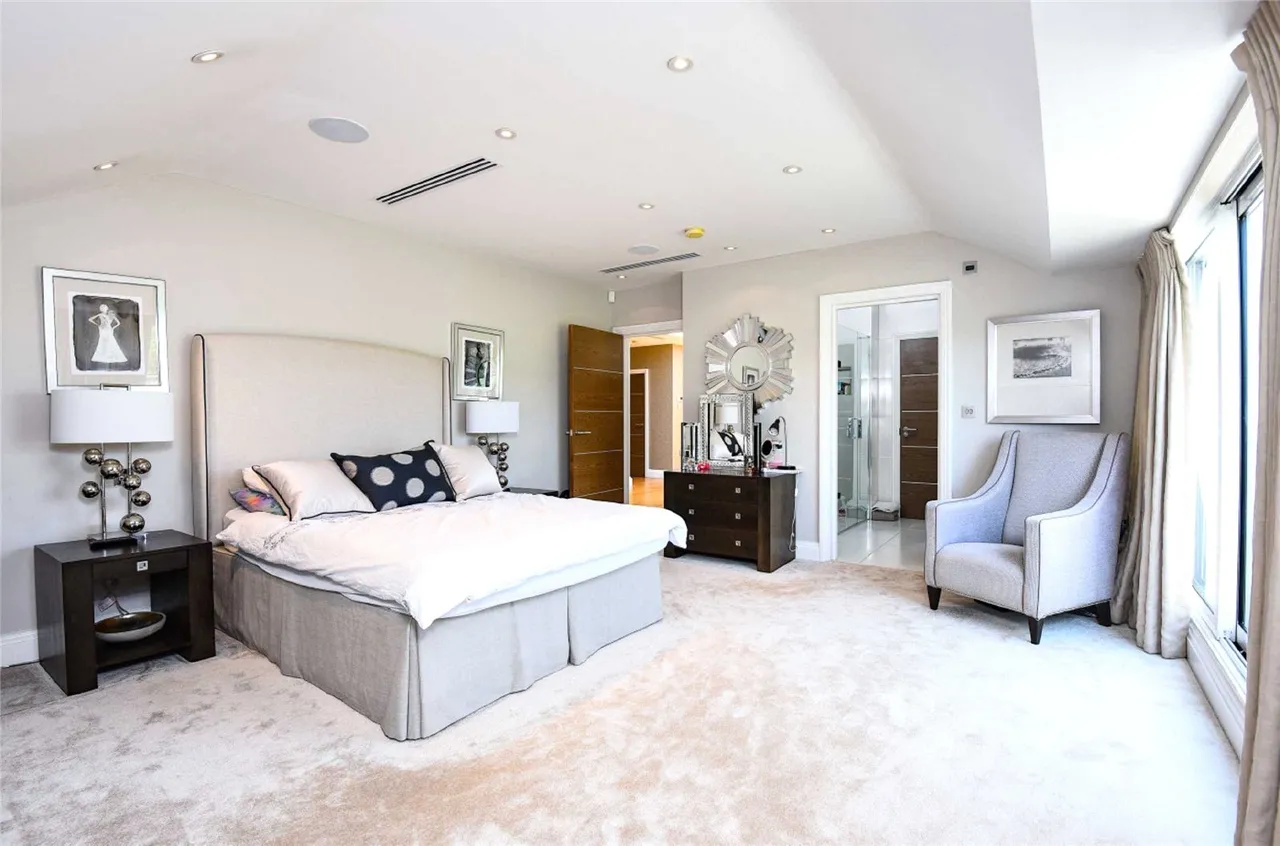 Murano House, 389 Cockfosters Road, Hadley Wood, Hertfordshire, EN4 0JS, photo 12