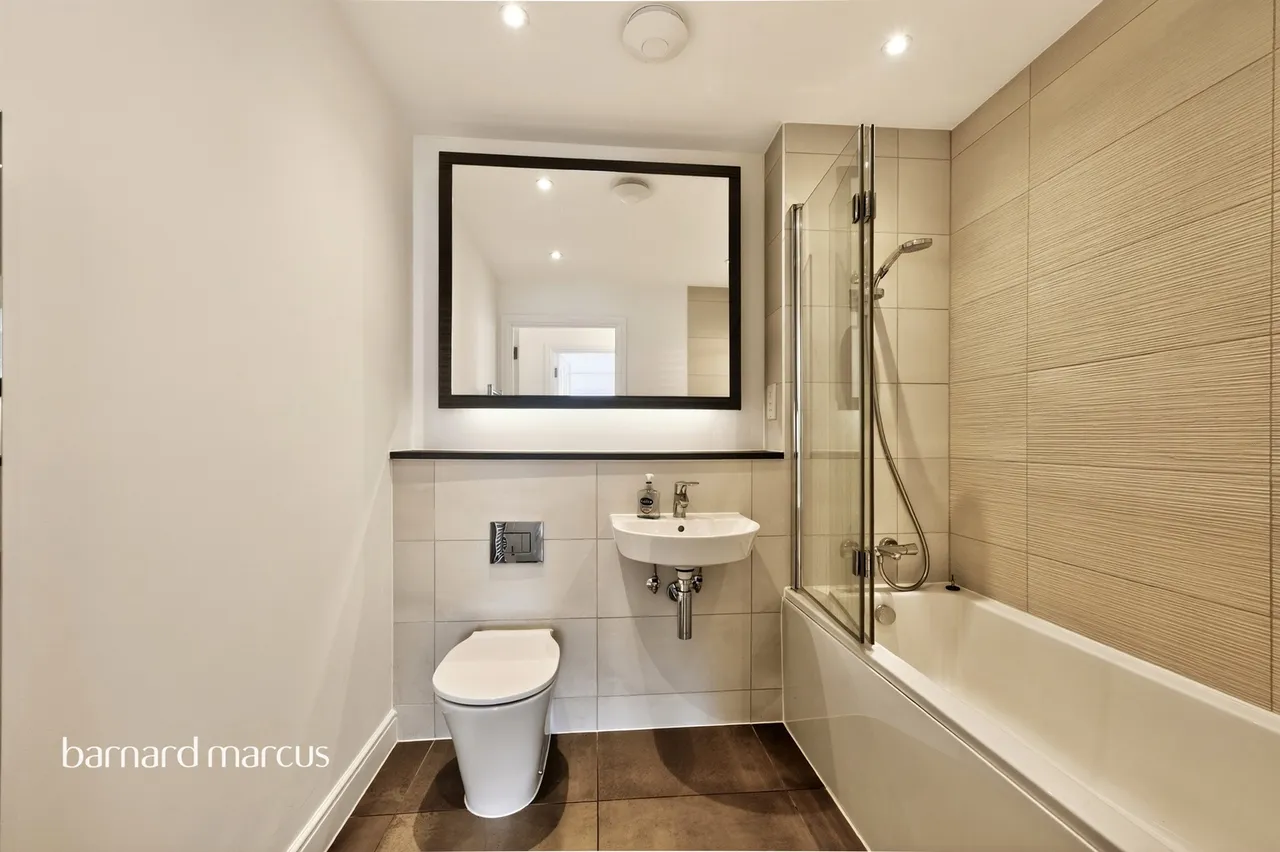 Ceres Crescent, Epsom, KT17, photo 9