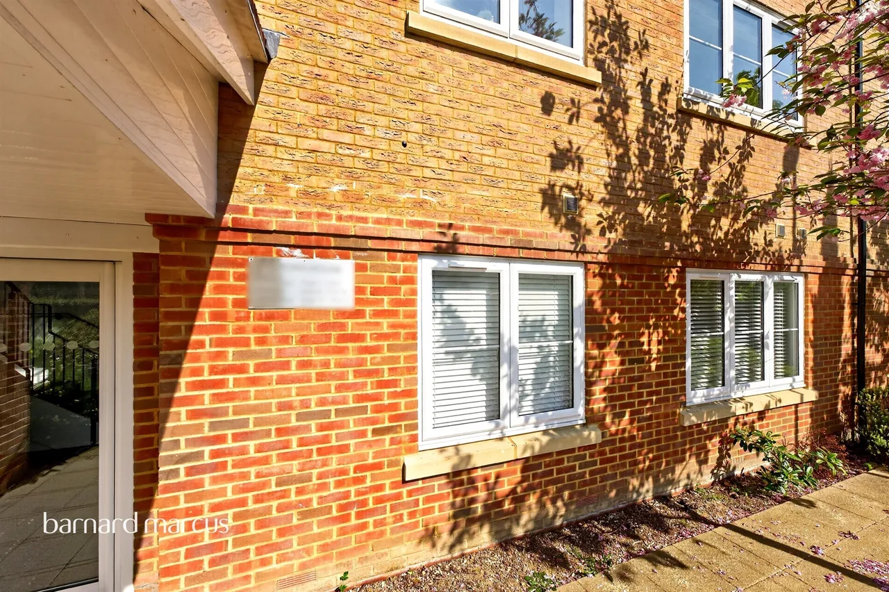 Ceres Crescent, Epsom, KT17, photo 18