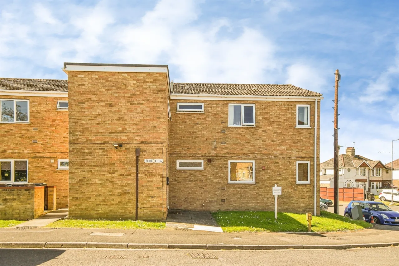 Dores Court, Swindon, SN2, photo 13