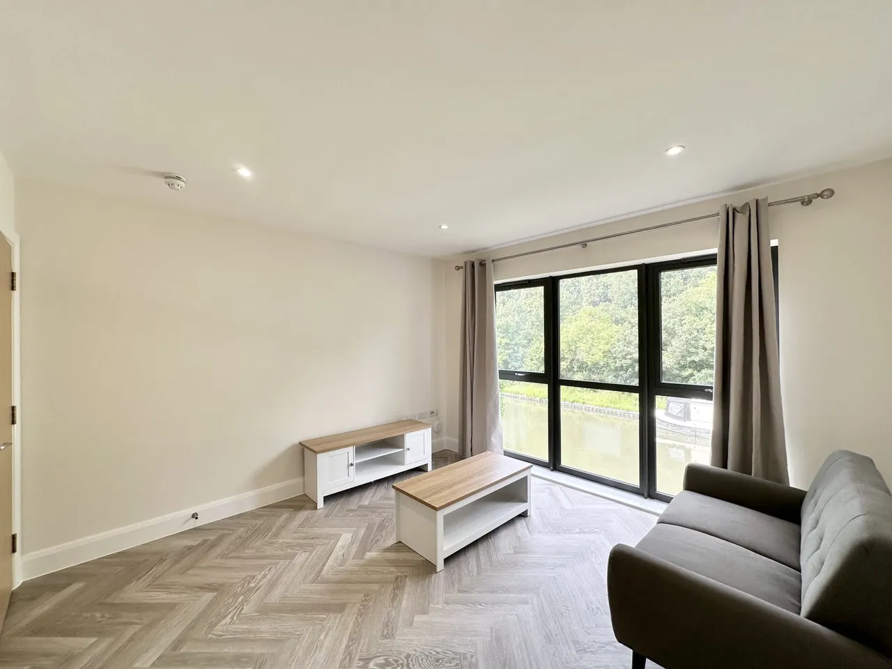 Waterside House Woodley Headland, Milton Keynes, MK6, photo 2