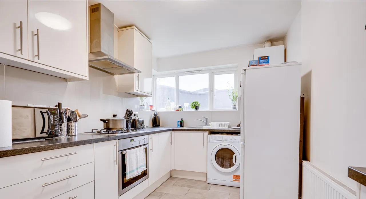 Large Three Bedroom Flat With Privat, photo 9