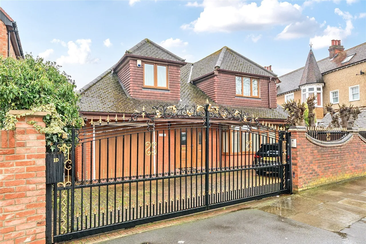 4 bed house for sale — Avondale Road, Bromley, BR1