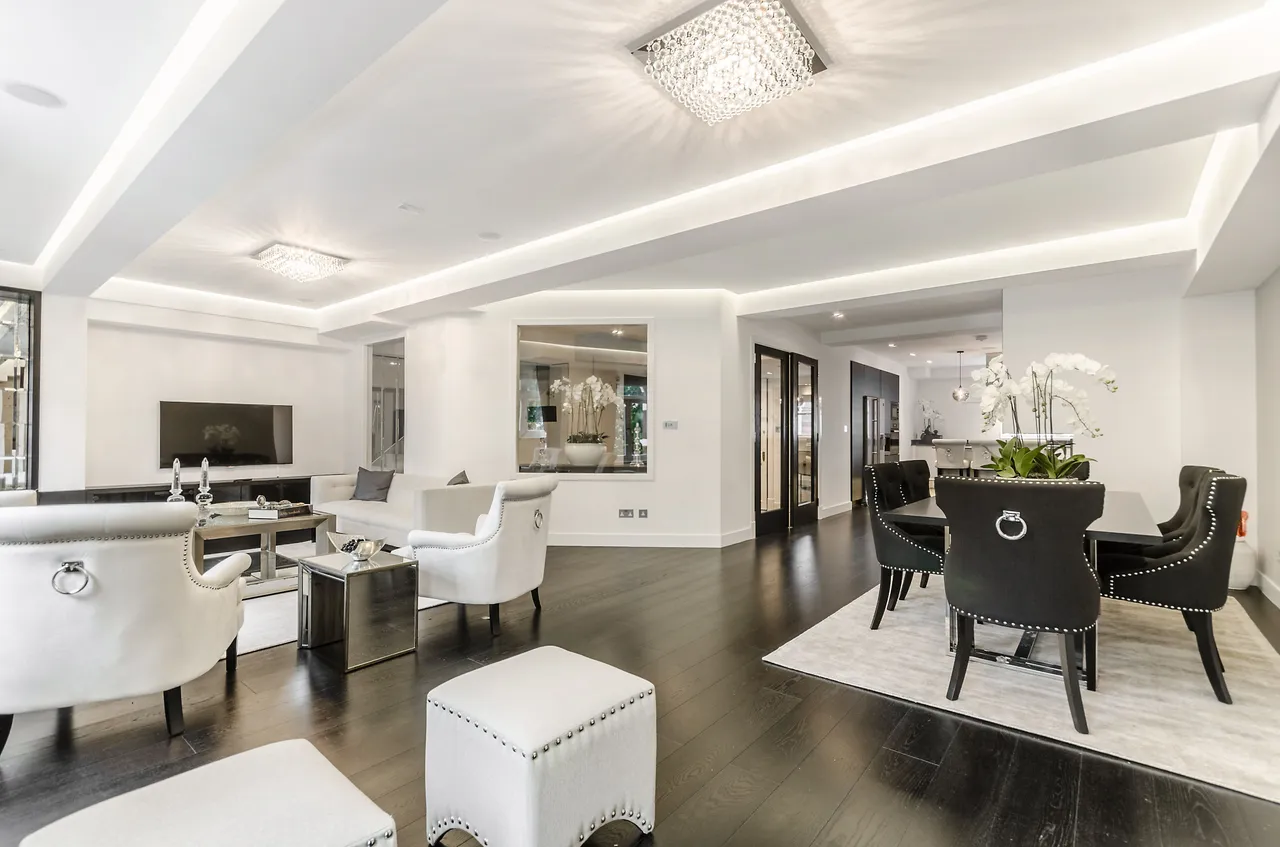 3 bed flat for sale — Flat 11, 192 Queens Gate, London