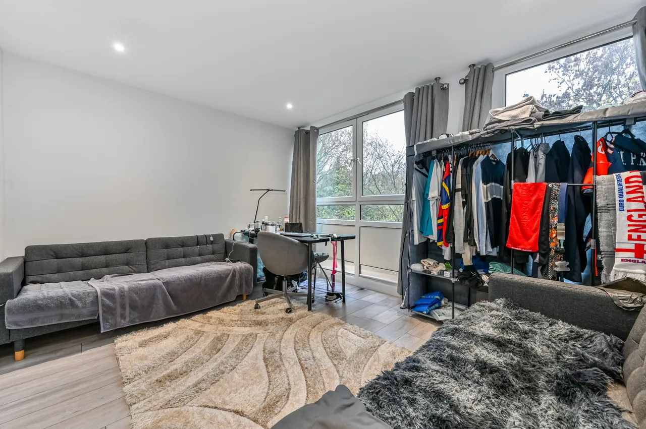 3 bed flat for sale — 43 Clarence Gardens, London